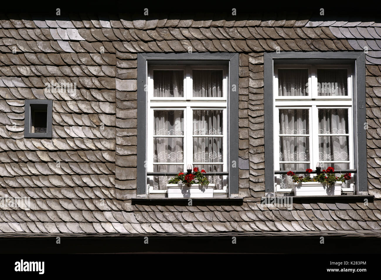 Ein schindeldach mit zwei Dachfenster und Blumenkästen Stockfotografie -  Alamy