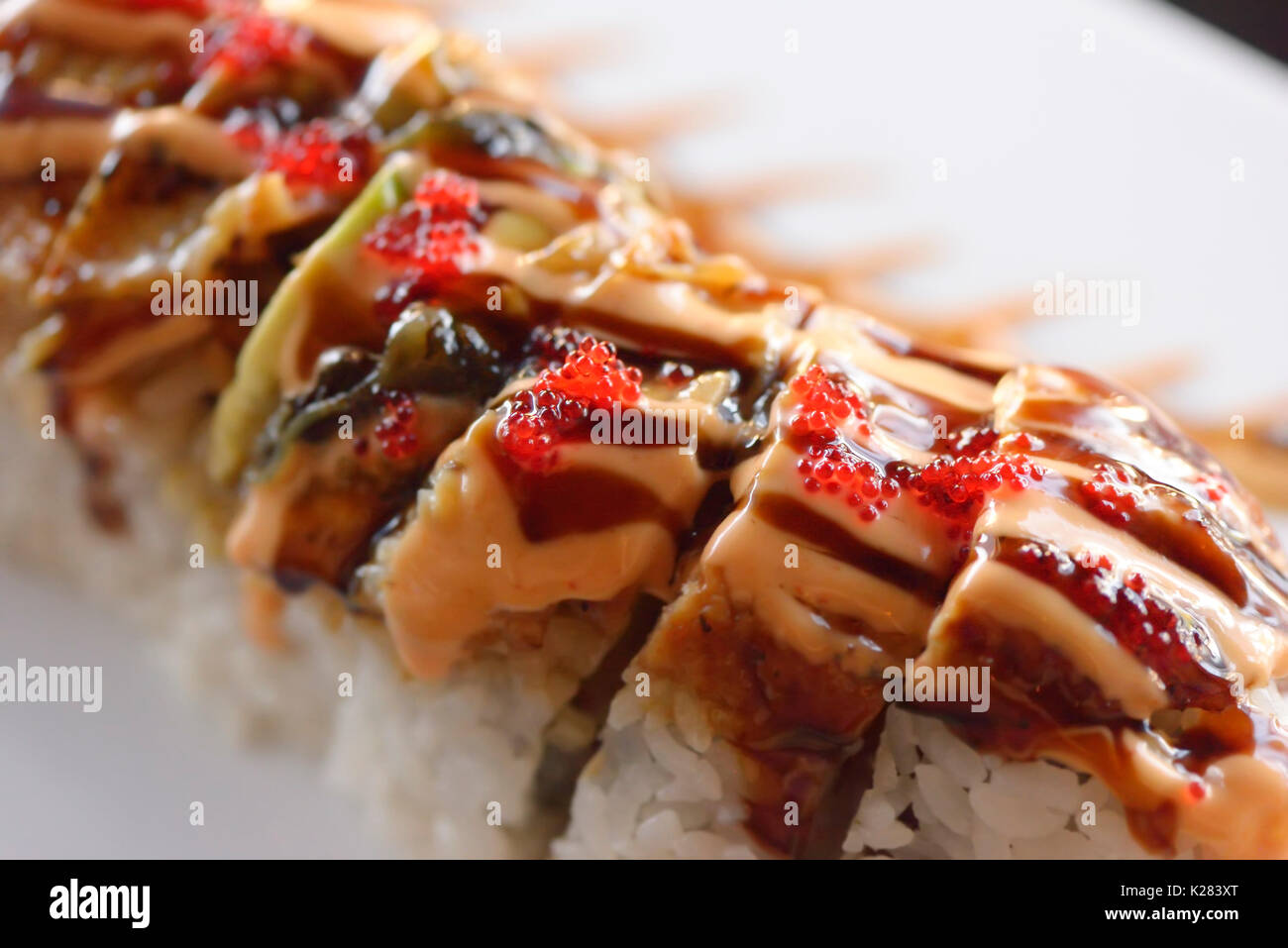 Künstlerische Nahaufnahme von sushi Red Dragon roll mit Lachs und Kaviar Stockfoto