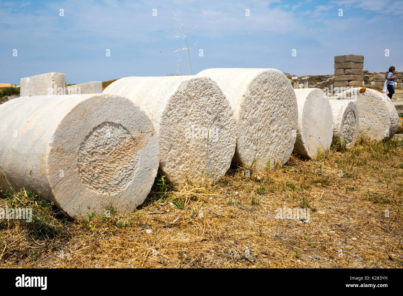 Zylindrische Spalte Blocks liegen inmitten der antiken Ruinen von Delos, Griechenland. Stockfoto
