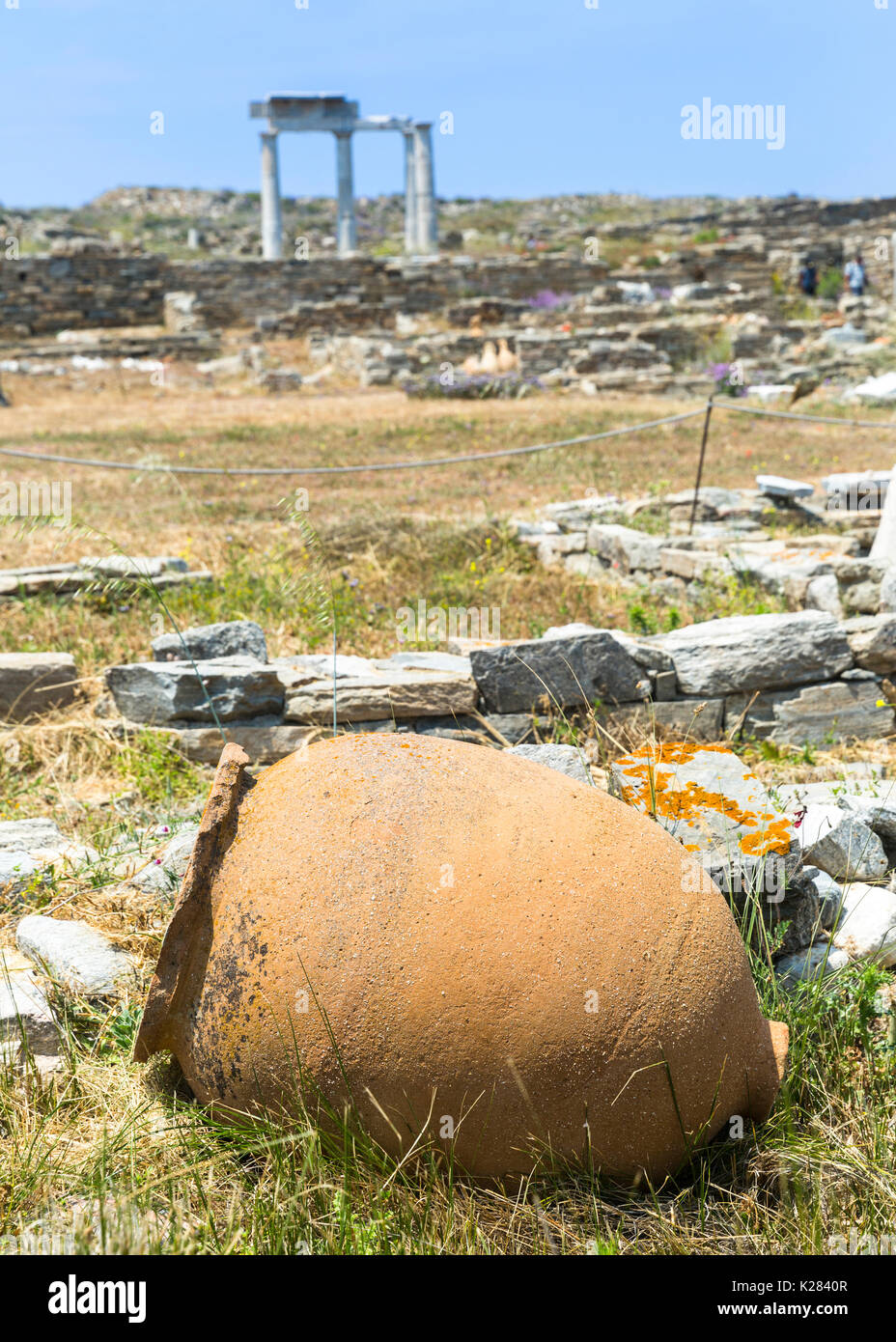 Eine alte Terrakotta vase liegen auf der Seite unter den archäologischen Ruinen, Delos, Griechenland. Stockfoto