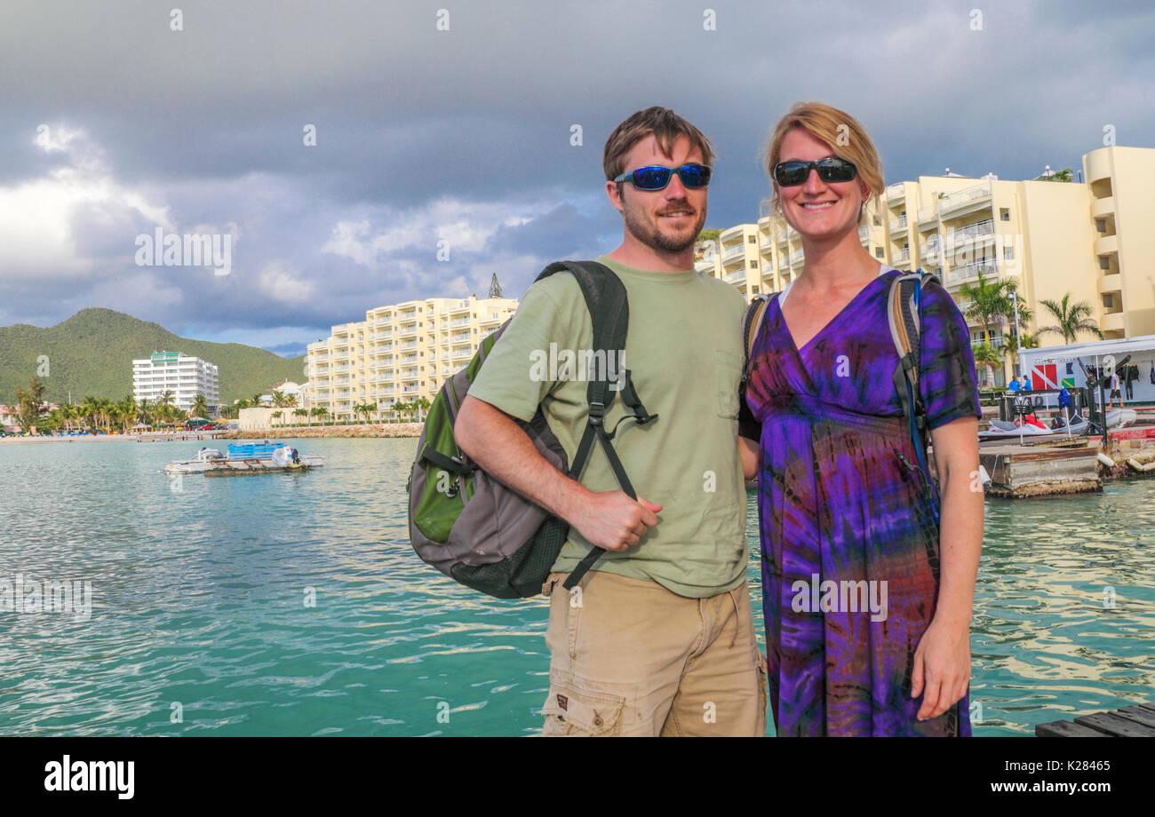Touristen auf Dock an der Simpson Bay, St. Maarten Stockfoto
