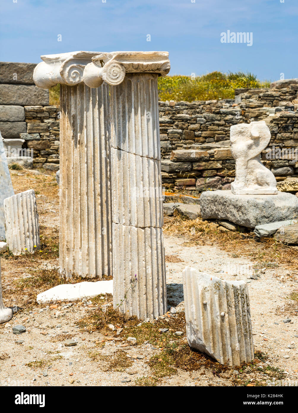 Antike griechische Ionische kannelierten Säulen, Delos Ruinen, Griechenland. Stockfoto