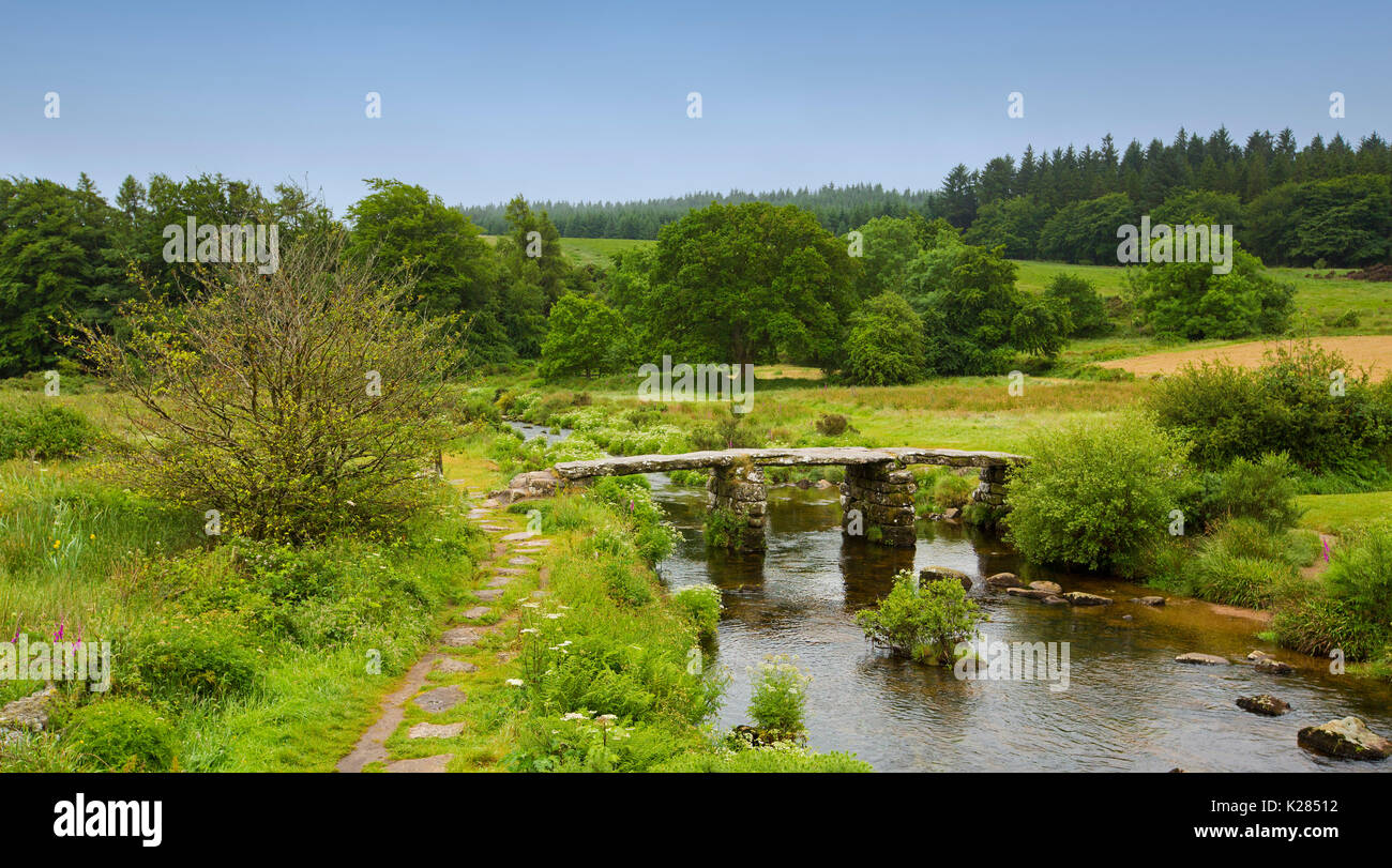 Denkmalgeschützten mittelalterlichen 1880 Brücke über East Dart, Nebenfluss des Flusses Dart, in der Nähe der Ortschaft Postbridge, Nationalpark Dartmoor, Devon, England. Stockfoto