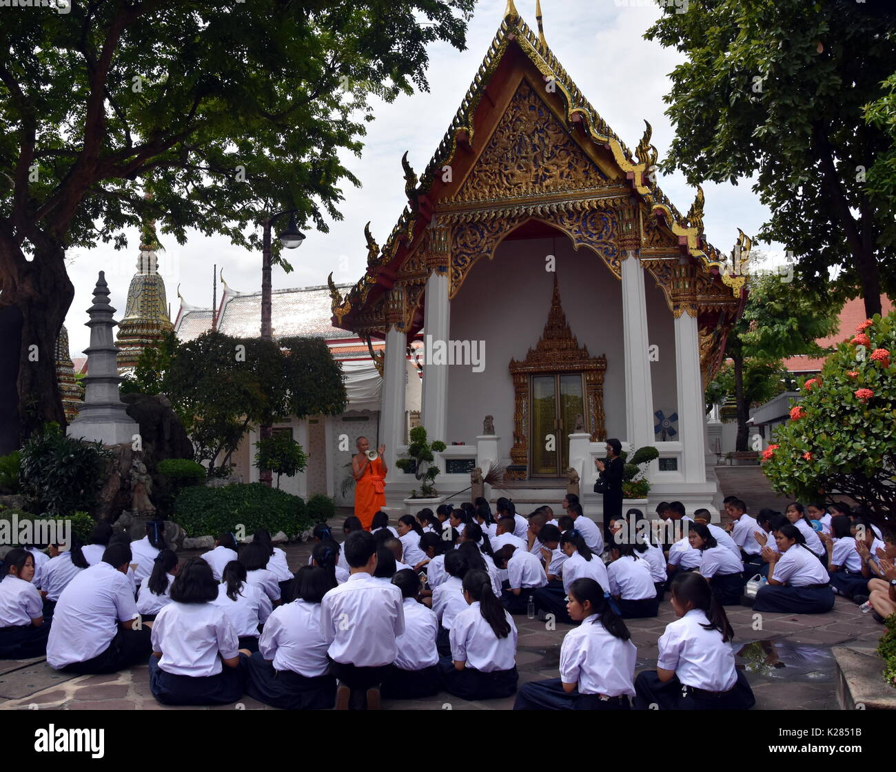 Bangkok, Thailand - Jan 4, 2017. Studenten der Watprachetuphon Schule hören der buddhistische Mönch Lehrer in Wat Pho Tempel komplex. Stockfoto