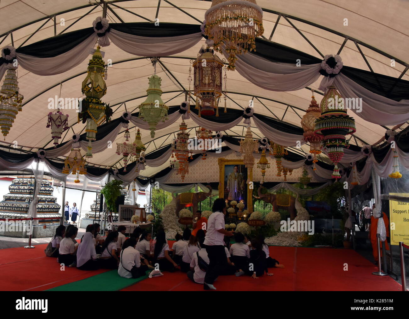 Bangkok, Thailand - Jan 4, 2017. Studenten der Watprachetuphon Schule hören der buddhistische Mönch Lehrer in Wat Pho Tempel komplex. Stockfoto