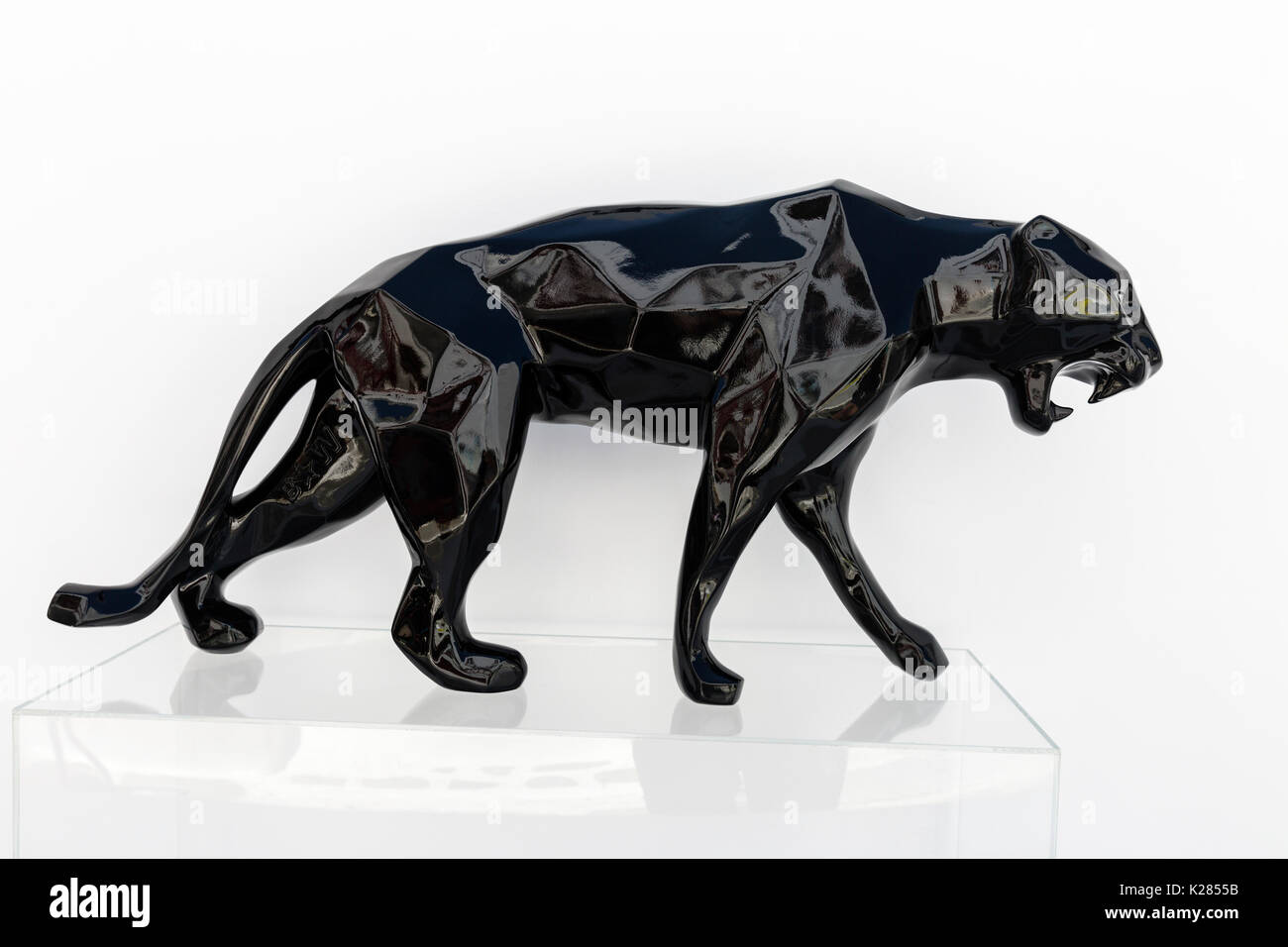 Black Panther Skulptur außerhalb Kapopoulos Finearts shop, Mykonos, Griechenland. Stockfoto