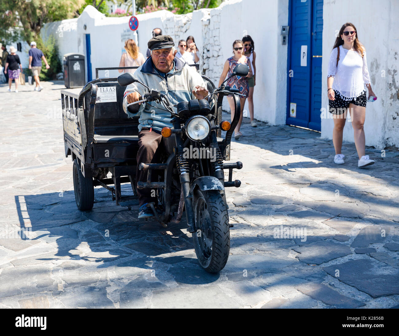 Motorrad umgewandelt in einen Pickup die engen Gassen von Mykonos, Griechenland zu navigieren. Stockfoto