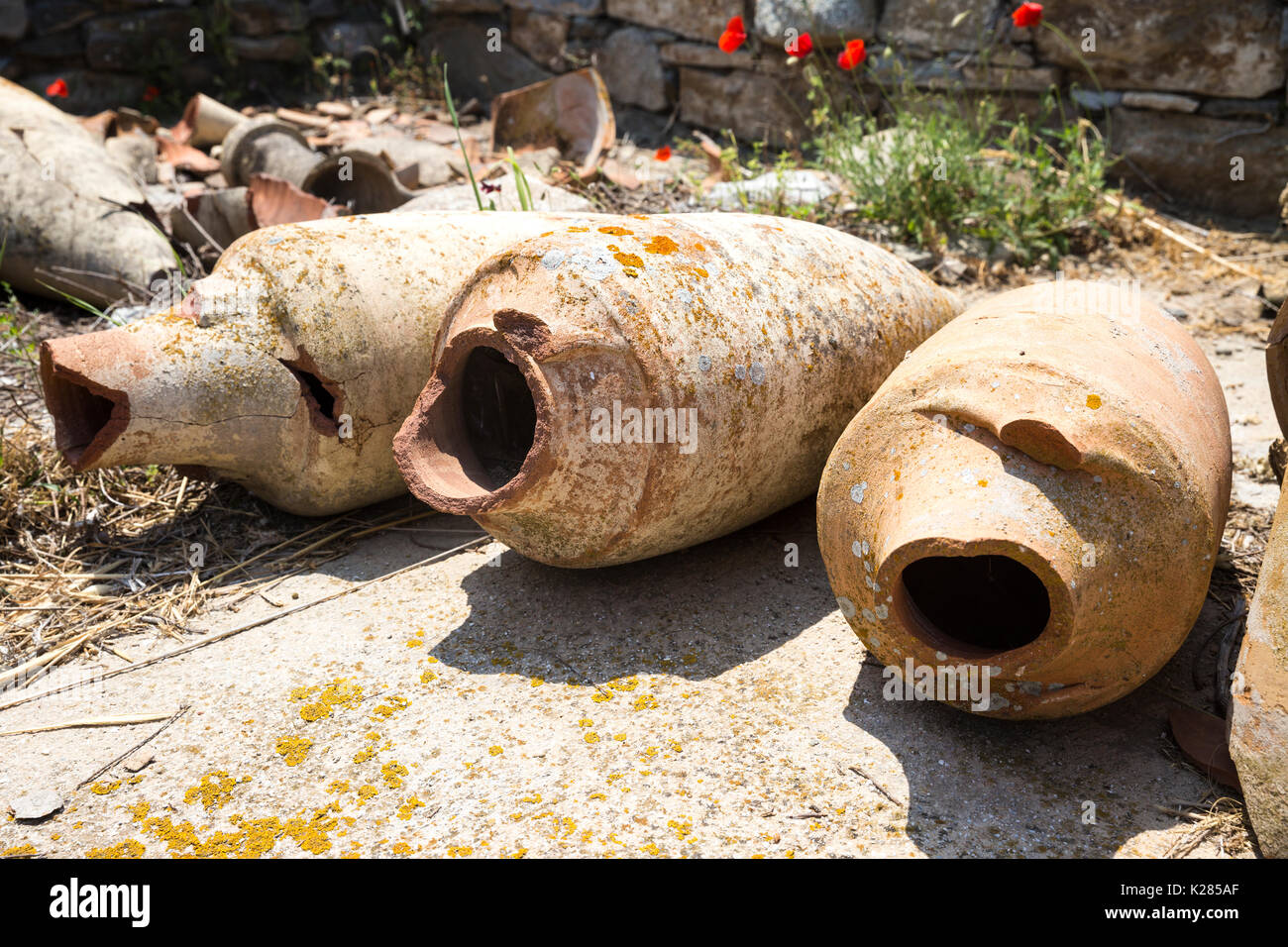 Alte kaputte Terrakotta Amphore in den archäologischen Ruinen liegen, Delos, Griechenland. Stockfoto