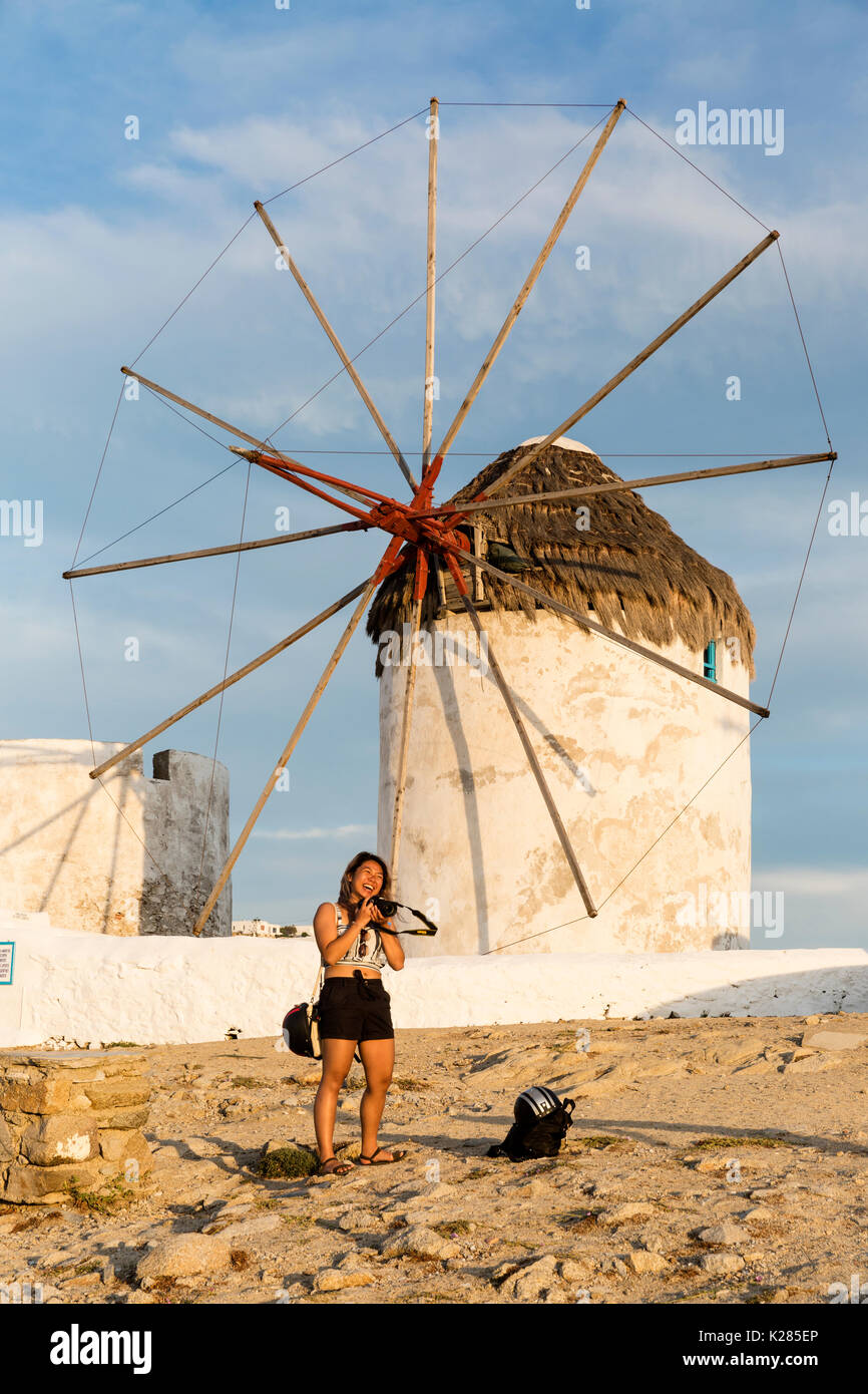 Eine der fünf Windmühlen, Mkkonos Stadt, Mykonos, Griechenland. Stockfoto