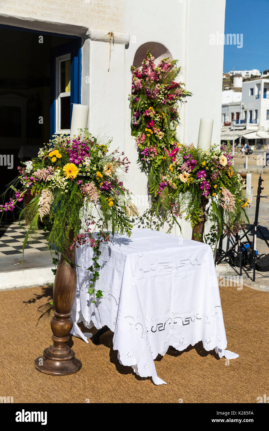 Kleiner Altar oben für einen Orthodoxen griechischen Hochzeit Zeremonie, Mykonos, Kykladen, Griechenland. Stockfoto