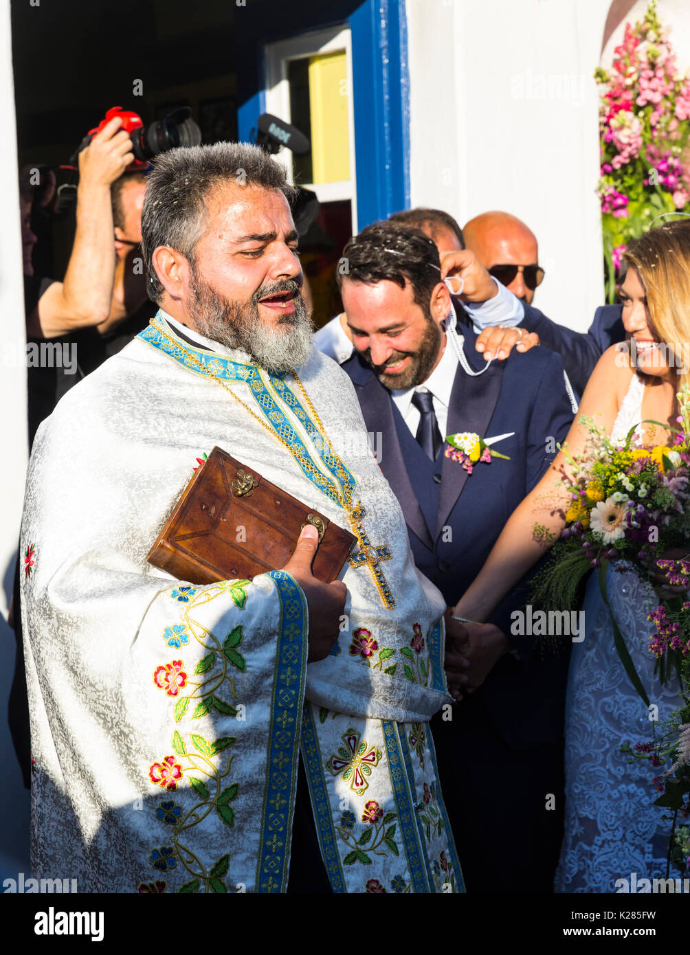 Griechisch-orthodoxen Priester Durchführen einer Hochzeitszeremonie, Mykonos, Griechenland. Stockfoto