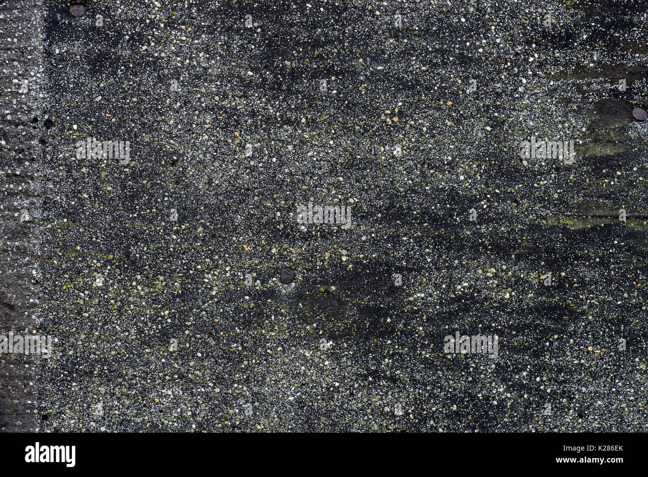 Alten verwitterten dunklen Teerpappe Textur Hintergrund Stockfoto