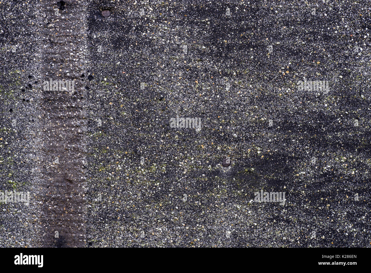 Alten verwitterten dunklen Teerpappe Textur Hintergrund Stockfoto