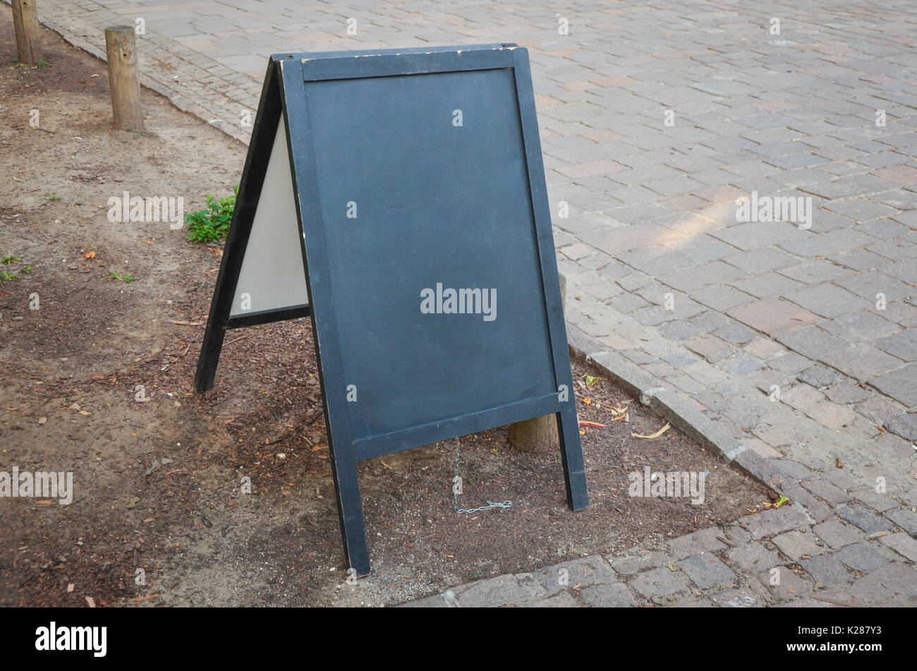 Schwarze Schiefertafel stand Modell für Logo, Branding oder täglich Menü Förderung. Stockfoto