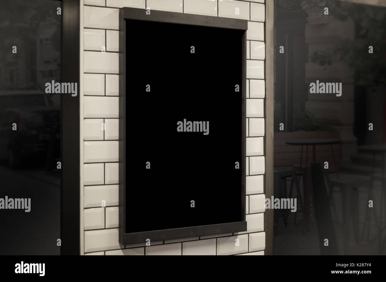 Leere Tafel im Restaurant oder Café für Logo, Identität, Branding Promotion. Stockfoto