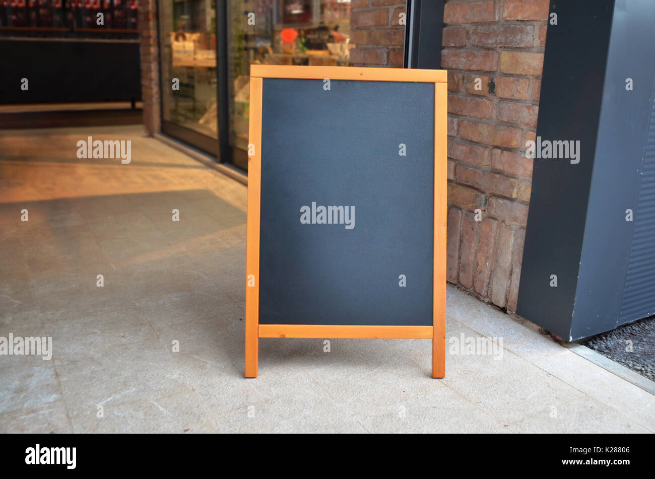 Blank Board Menü Mock-up, stand am Eingang des Restaurants Stockfoto