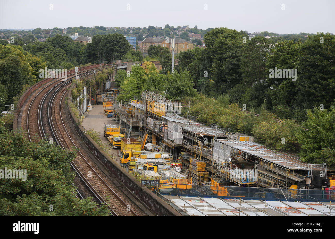 Die D&R Gerüstbau Hof zwischen den Bahnlinien neben Peckham Rye Station im Süden von London, UK. Stockfoto