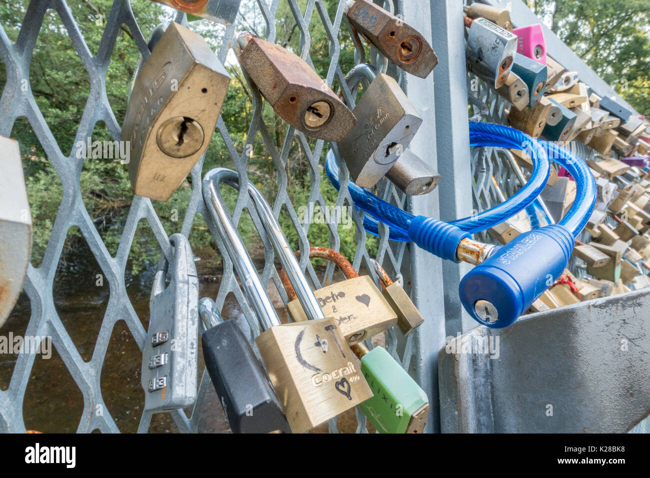 Liebe Schlösser auf einer Brücke Stockfoto