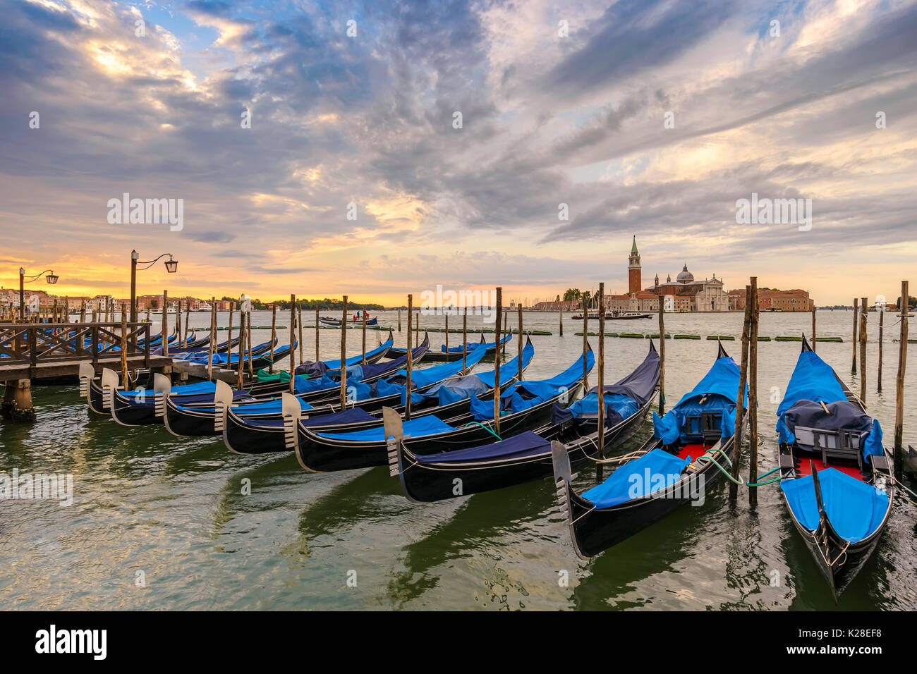 Venedig Canal Grande und Gondel Boot bei Sonnenaufgang, Venedig (Venezia), Italien Stockfoto