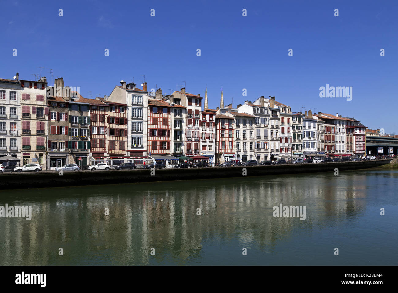 Die Altstadt und der Nive, Bayonne, Pyrenees Atlantiques, Frankreich Stockfoto