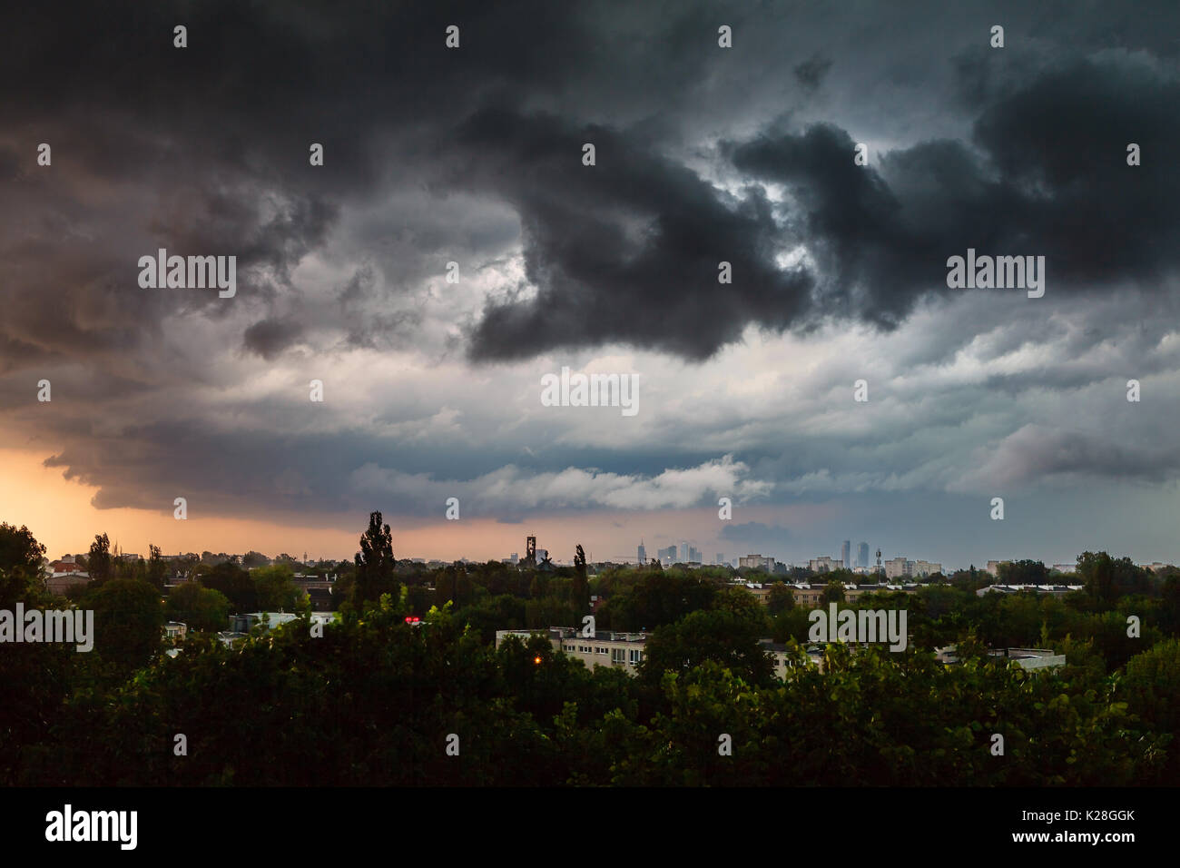 Gefährlich stürmische Wolken über Warschau, Polen Stockfoto
