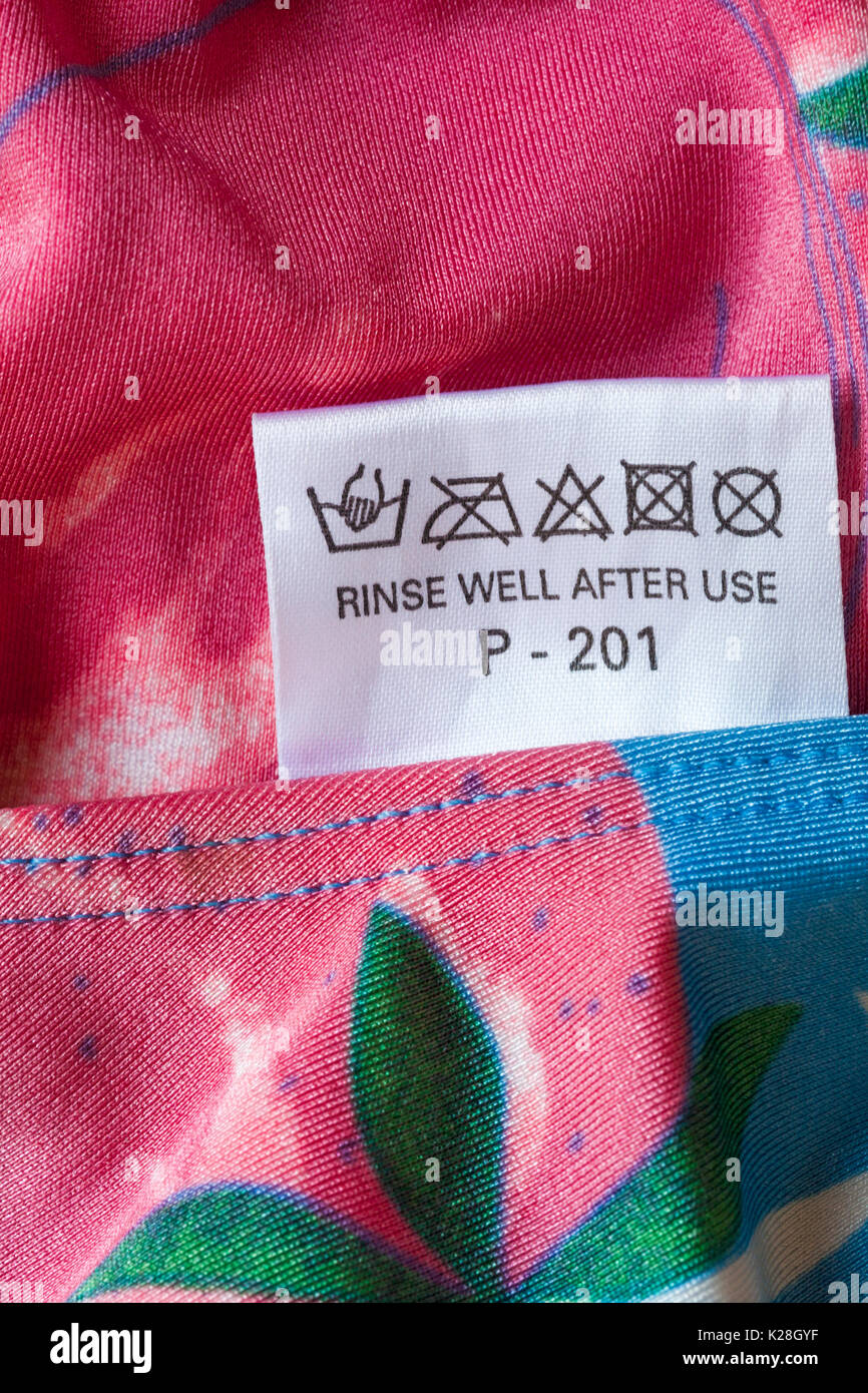 Spülen Sie nach Gebrauch Label im Bikini zeigen waschen Pflege Symbole Stockfoto