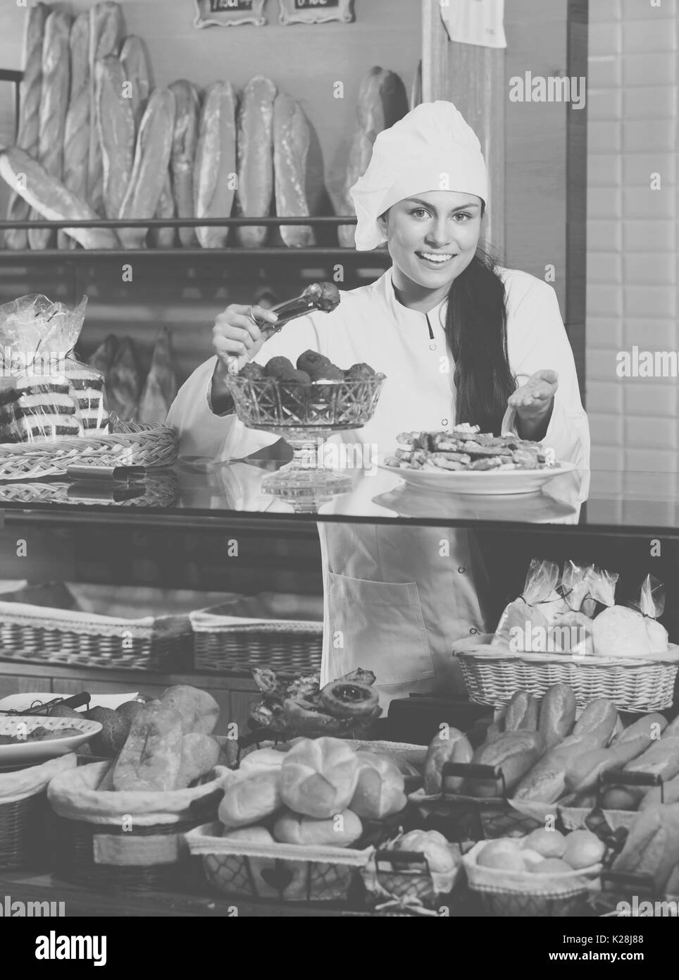 Portrait von shopgirl in Bäckerei mit Brot und anderen Backwaren arbeiten Stockfoto