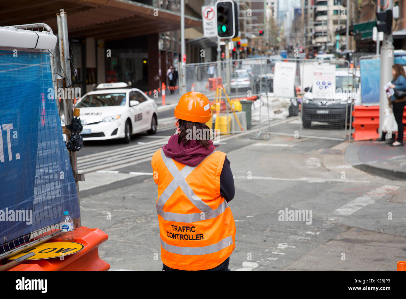Dame Mädchen arbeiten als Fluglotse in Sydney CBD Stadtbahn, typischerweise Backpackers diese Jobs auf ein Visum, Sydney, Australien Stockfoto