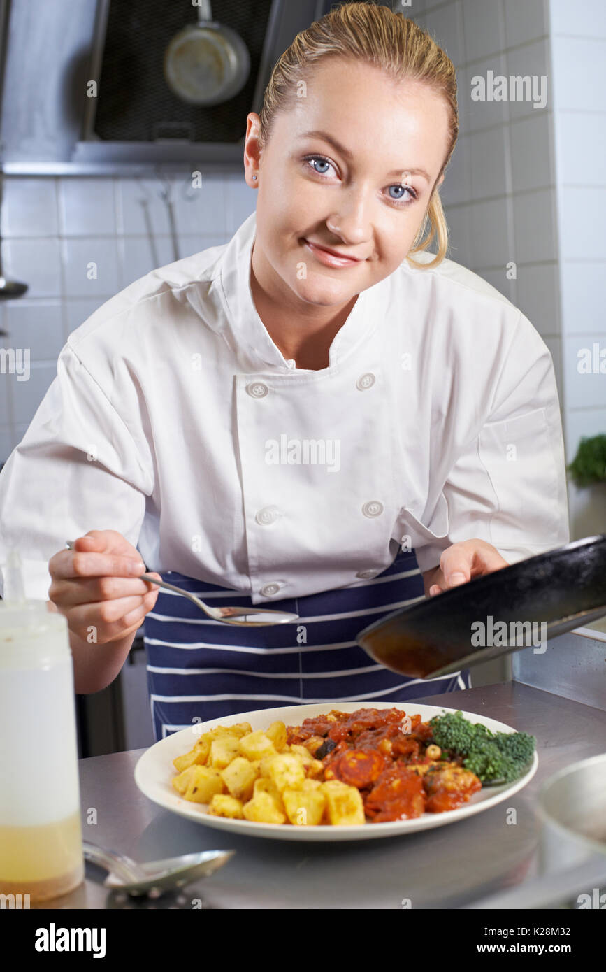 Portrait von Köchin im Restaurant Küche Stockfoto