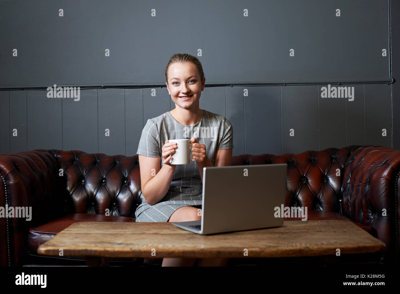 Portrait der Unternehmerin Arbeiten am Laptop im Internet Cafe Stockfoto