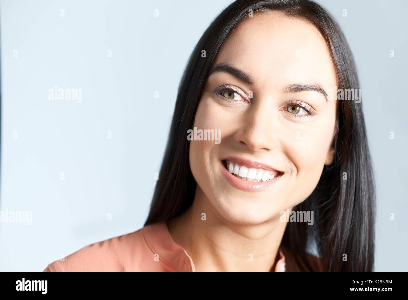 Studio Schoß der Frau mit schönen Lächeln Stockfoto