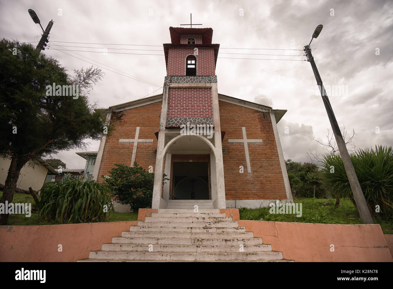 Juni 8, 2017 Baeza, Ecuador: historische Gebäude der Kirche in der Bergstadt beliebt für Abenteuer im Freien Stockfoto