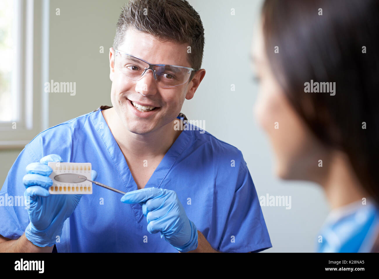 Zahnarzt Frau Beratung auf kosmetische Zähne bleichen Stockfoto