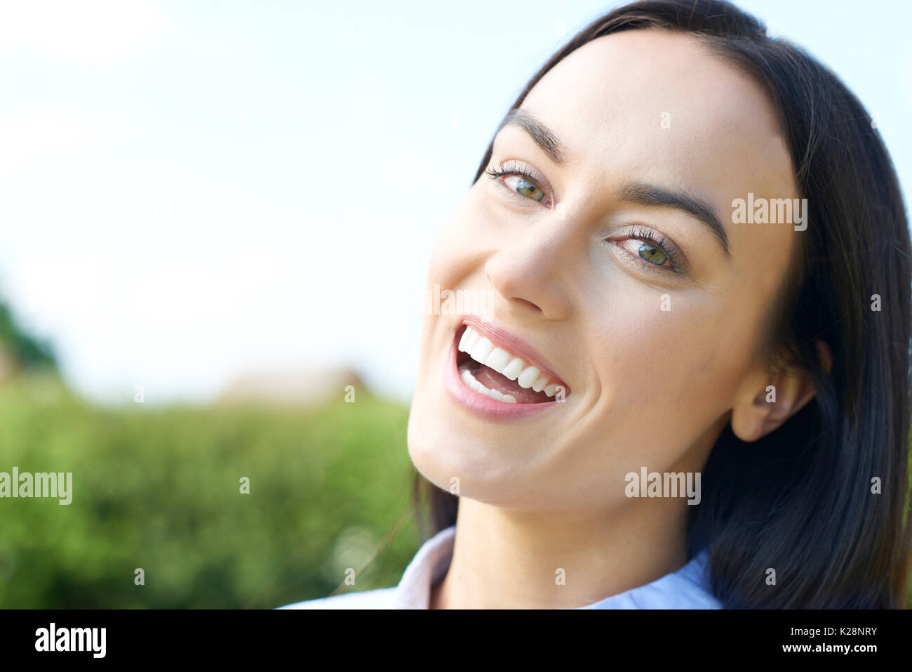 Outdoor Portrait Frau mit perfekten Zähnen und schönes Lächeln Stockfoto