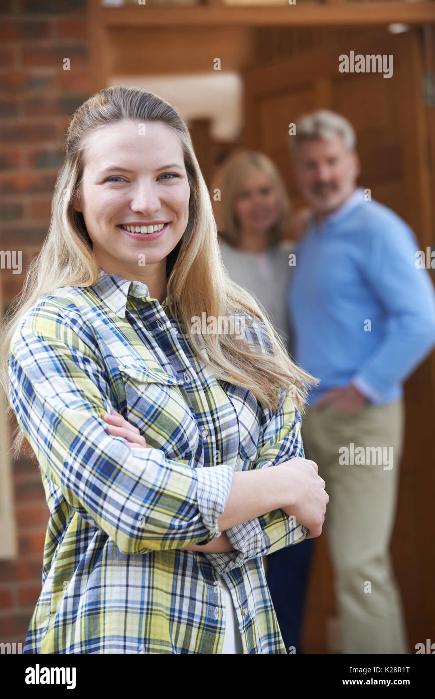 Porträt der jungen Frau mit Eltern zu Hause Stockfoto