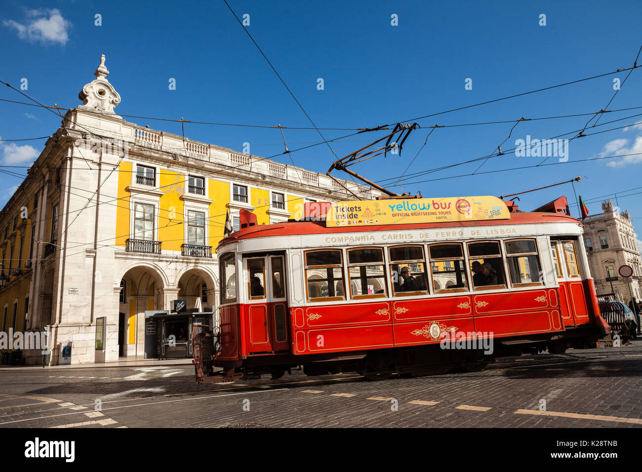 Rote Straßenbahn in Lissabon Stockfoto