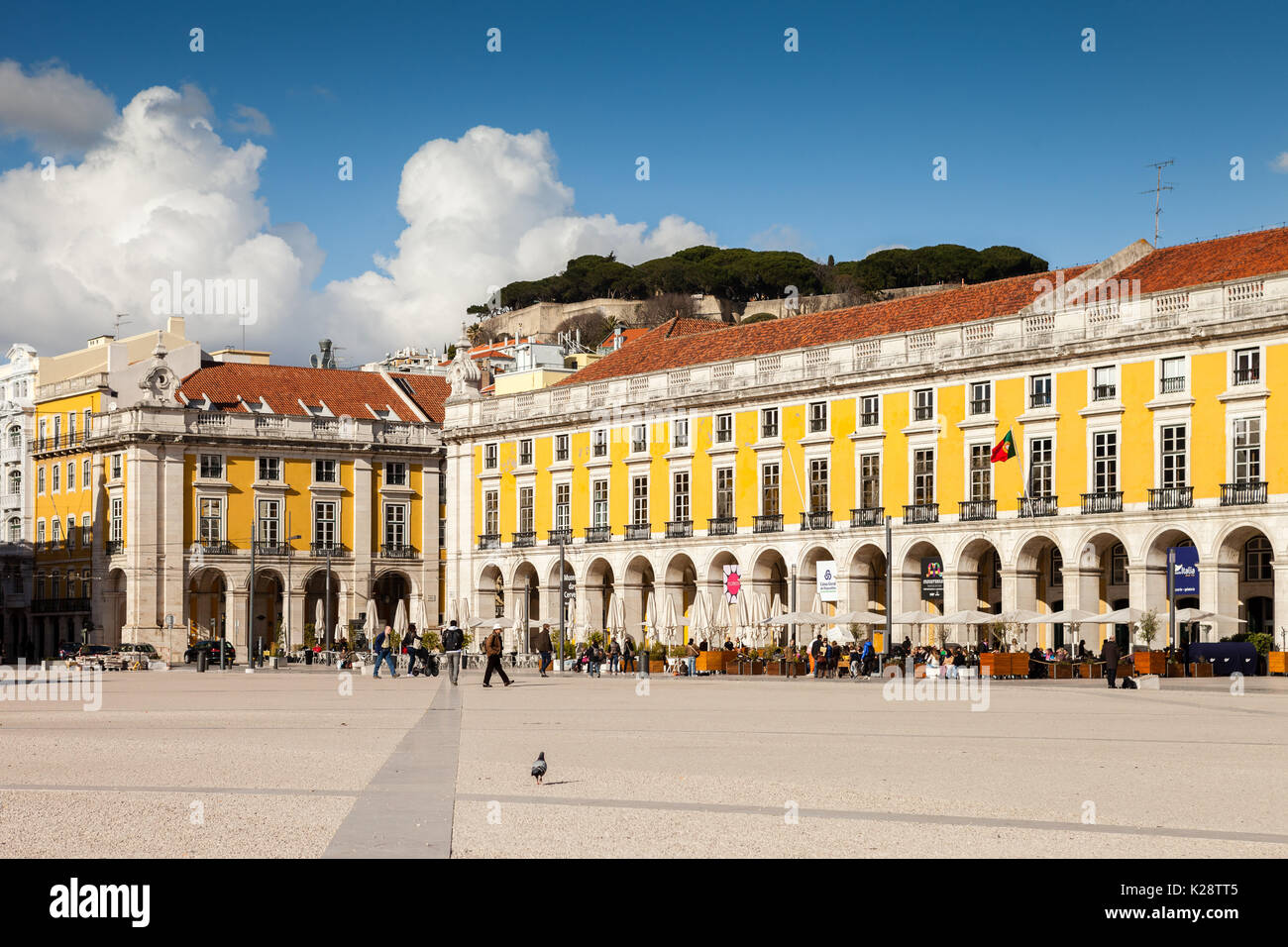 Gelbes Gebäude in Plaça do Comercio Stockfoto