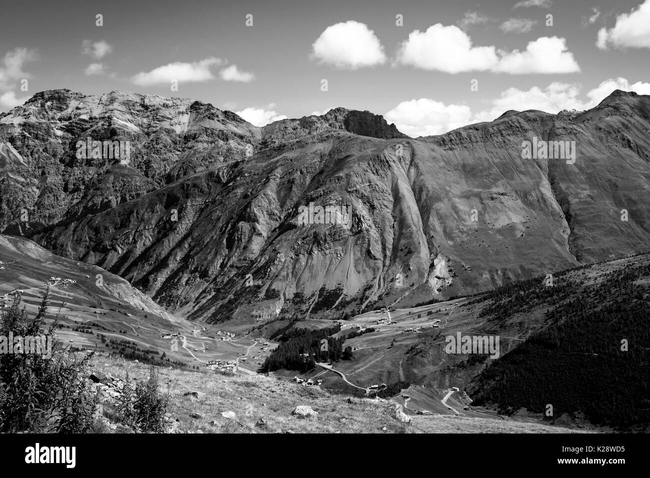Ruhige monochrome Szene der Bergkette und das Tal mit den Wolken im Himmel Stockfoto