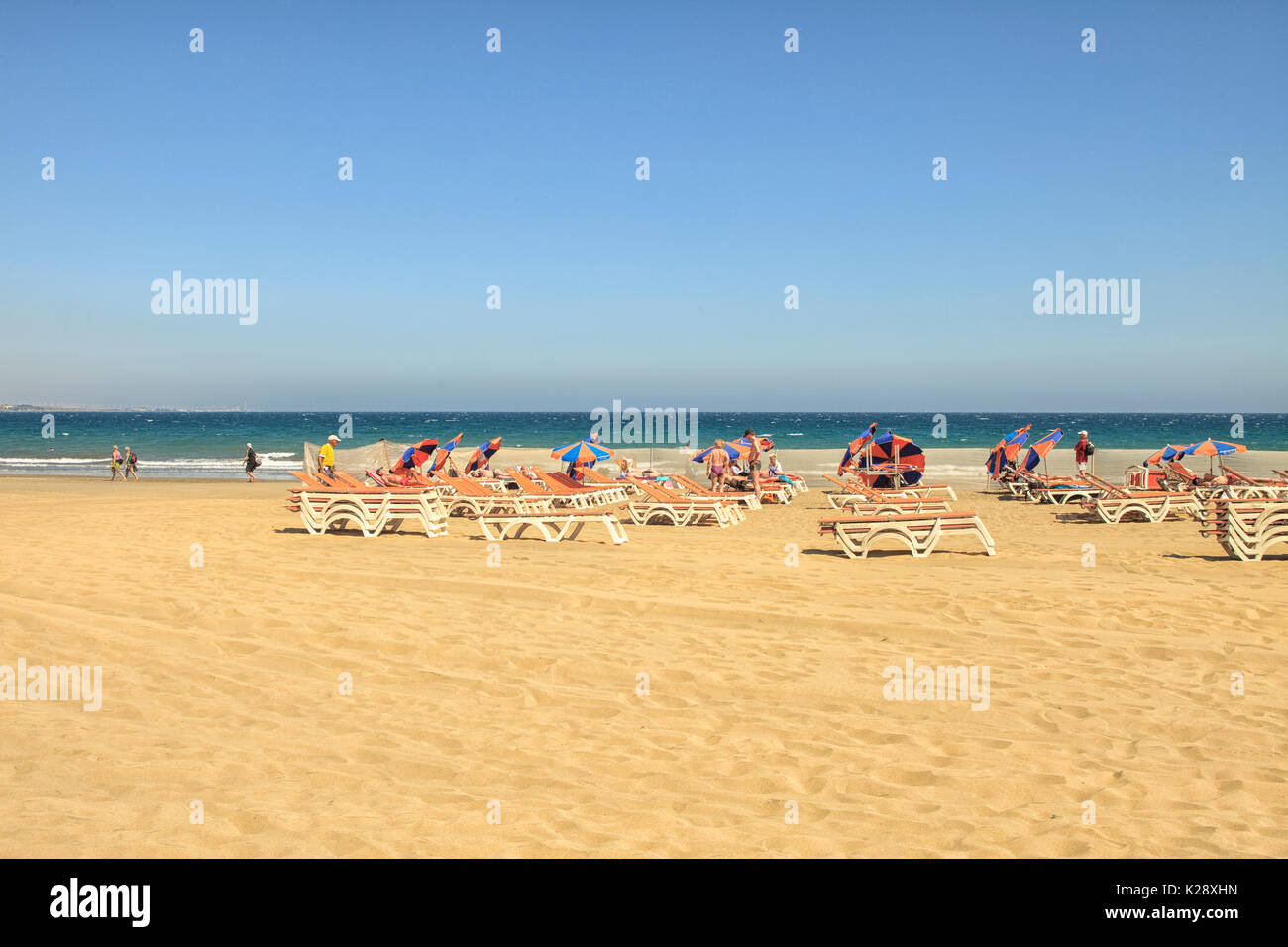 PLAYA DEL INGLES, GRAN CANARIA - 3. März: die Leute am Strand und in der Sonne am Playa del Ingles auf Gran Canaria am 3. März 2012. Playa Ingles ist der p Stockfoto