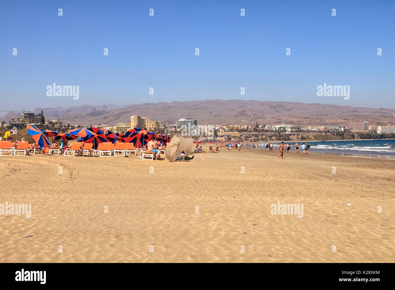 PLAYA DEL INGLES, GRAN CANARIA - 3. März: Menschen auf den Strand und die Hotels im Hintergrund am Playa del Ingles auf Gran Canaria am 3. März 2012. Playa I Stockfoto