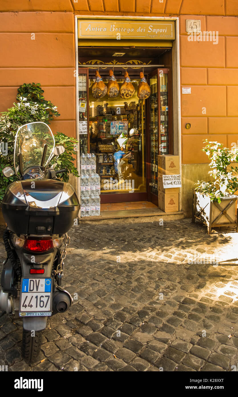 Street Scene vor Antica bottega dei sapori, Via della Pace, 29, Rom, Latium, Italien Stockfoto