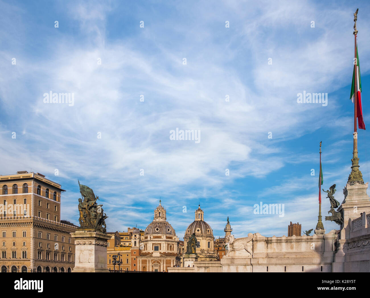 Panoramablick von der Piazza Venezia mit Altare della Patria, Monumento Vittorio Emmanuele II, der Trajan Spalte, die Kirchen Santa Maria Stockfoto