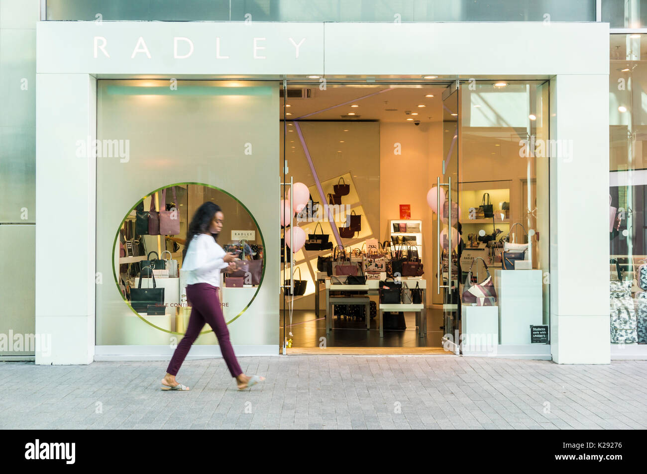 Shopfront der Womens Fashion Handtasche und Zubehör Marke, Radley. Bullring Shopping Centre, Brimingham, West Midlands, GB, UK. Stockfoto