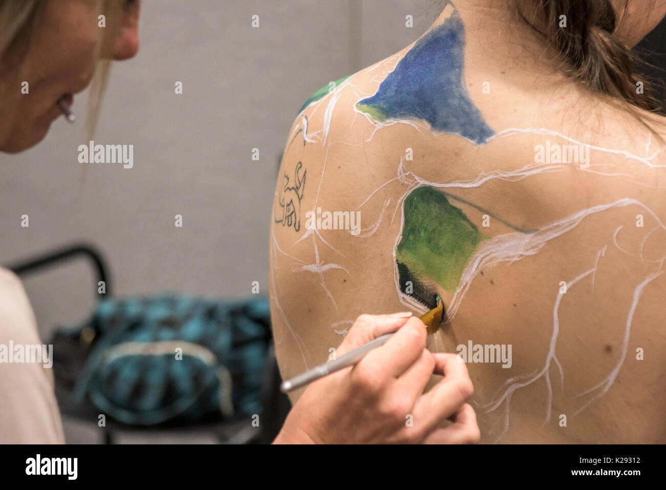 Body Painting - eine Frau ihr wieder durch das Nikotin lackiert Malerei an der Cornwall Tattoo Convention. Stockfoto