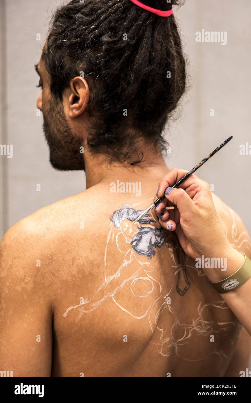 Body Painting - Mann seinen Rücken durch das Nikotin lackiert Malerei an der Tattoo Convention in Cornwall. Stockfoto