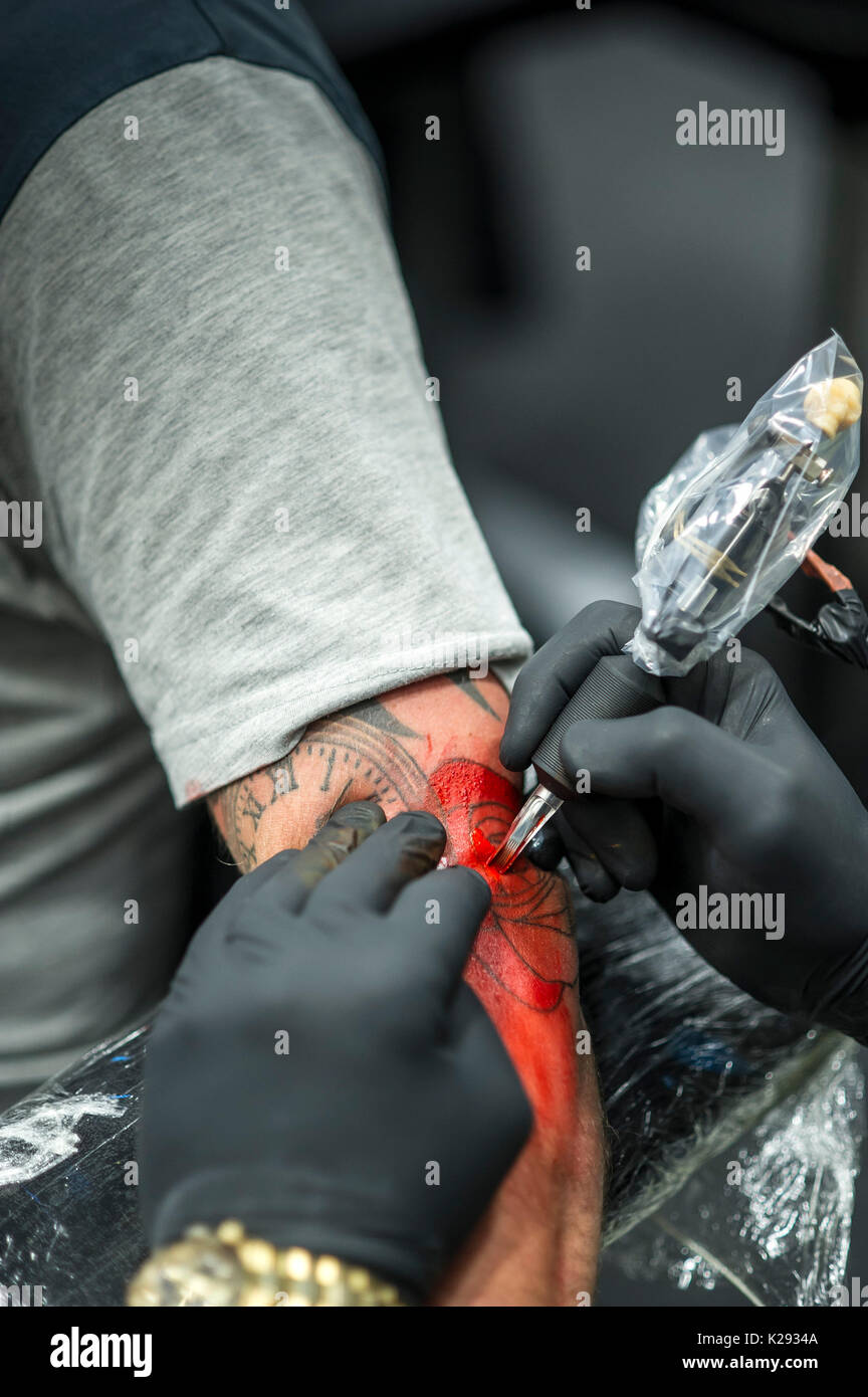 Cornwall Tattoo Convention - eine Detailansicht einer Tätowierung eingefärbt auf dem Arm von einem Kunden an der Cornwall Tattoo Convention. Stockfoto