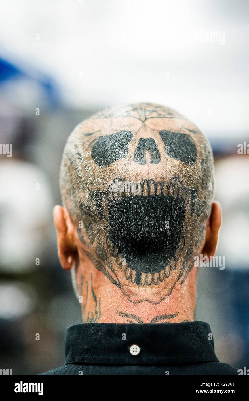 Tätowierungen. Ein Tattoo auf den Kopf eines Mannes in der Cornwall Tattoo Convention. Stockfoto