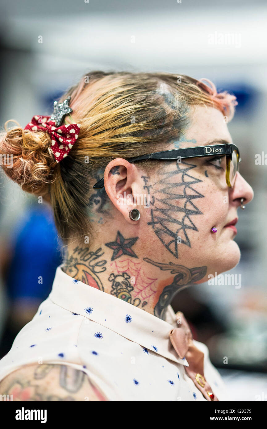 Tätowierungen. Cornwall Tattoo Convention. Das Profil der weiblichen Tätowierer Julia Ergreifung am Cornwall Tattoo Convention. Stockfoto