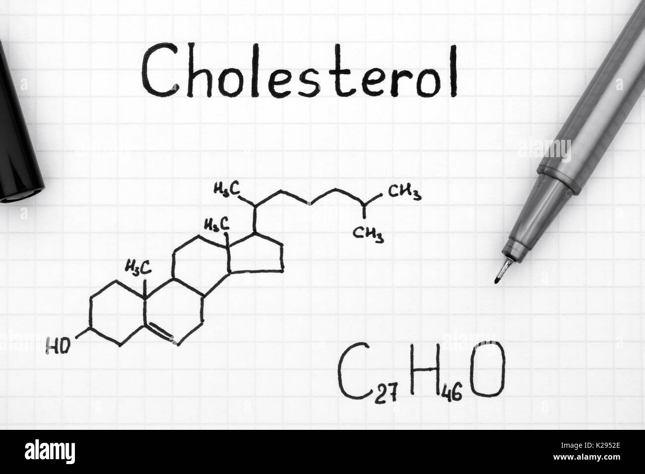 Die chemische Formel von Cholesterin mit schwarzem Stift. Close-up. Stockfoto