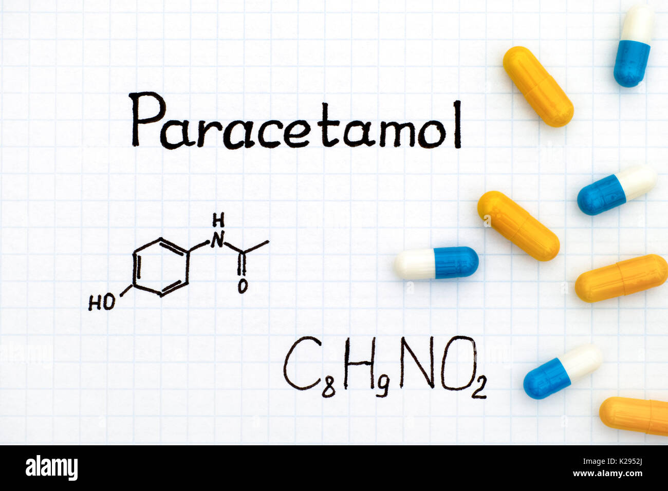Die chemische Formel von Paracetamol und einige Pillen. Close-up. Stockfoto